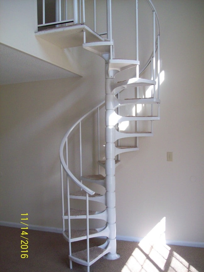 LOFT DE 1 HAB 1 1/2 BAÑOS - Quinn Court Apartments