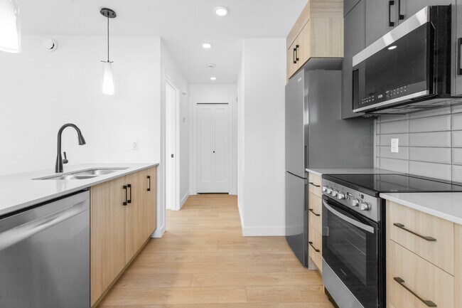 Photo - 9809-9153 153 St NW Unit Garage