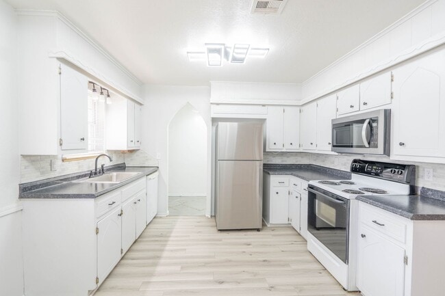 Photo - Bright and clean 3 bedroom home!