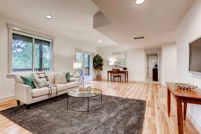 Building Photo - 4742 281st Ave NE Unit 1