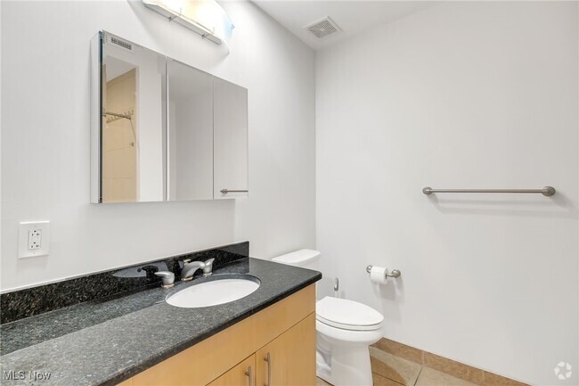 Building Photo - 2077 E 4th St Unit 4E Rental