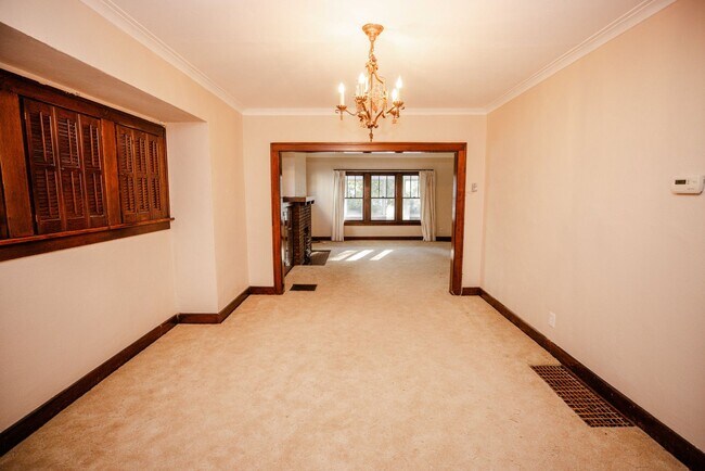 Building Photo - 1452 Rollins Rd Unit Lower