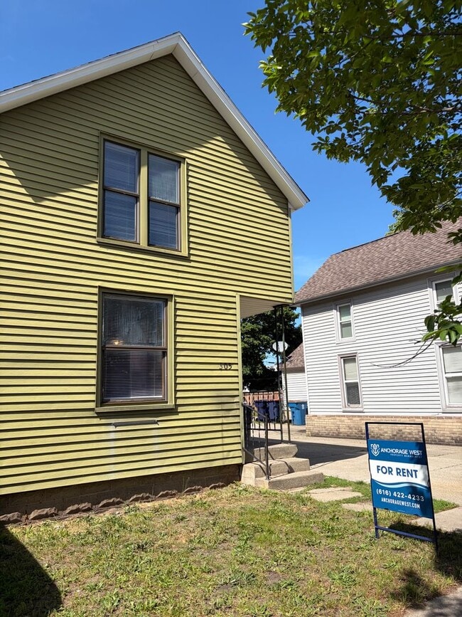 Building Photo - Large 2 Bedroom Southside Holland