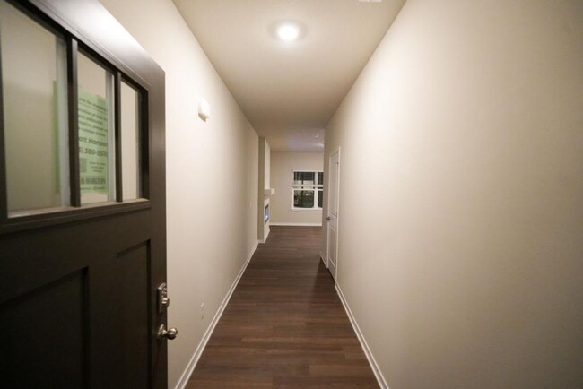 Spacious 3-Bedroom Townhome with Access to... - Spacious 3-Bedroom Townhome with Access to...