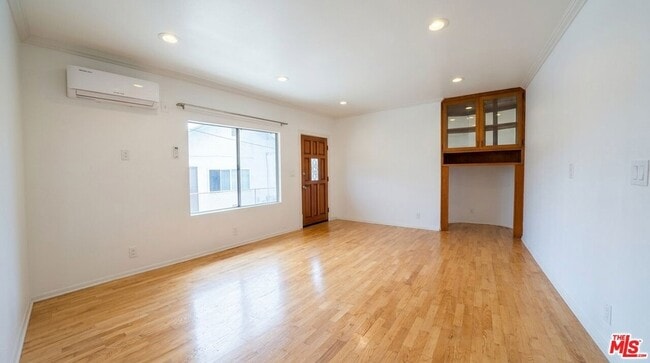 Building Photo - 1538 N Mariposa Ave