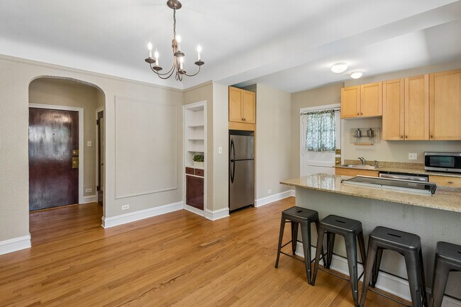 Photo - 2018 W Greenleaf Ave Unit 1F