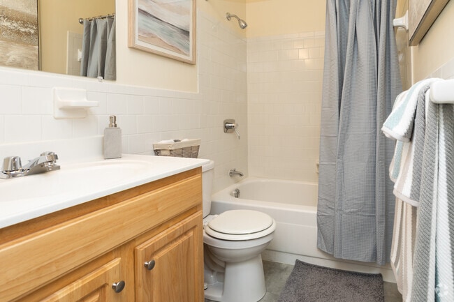 2BR, 1.5BA - 806SF - Bathroom