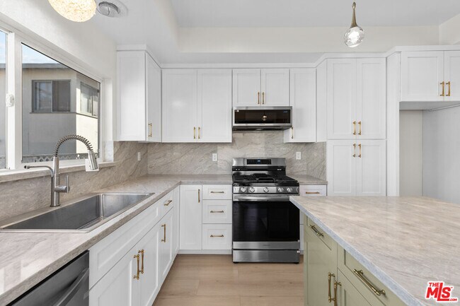 Building Photo - 1027 S Bedford St Unit 5 Rental