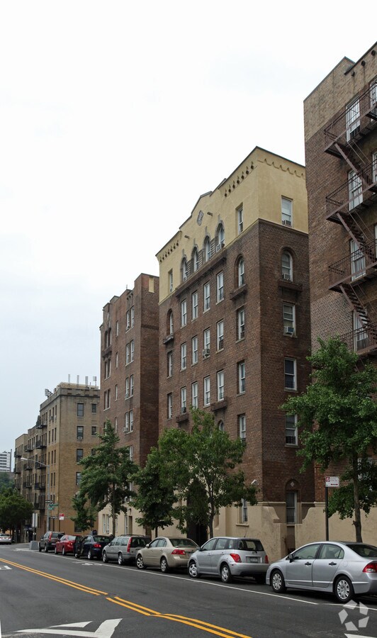 Photo - 520 W 218th St