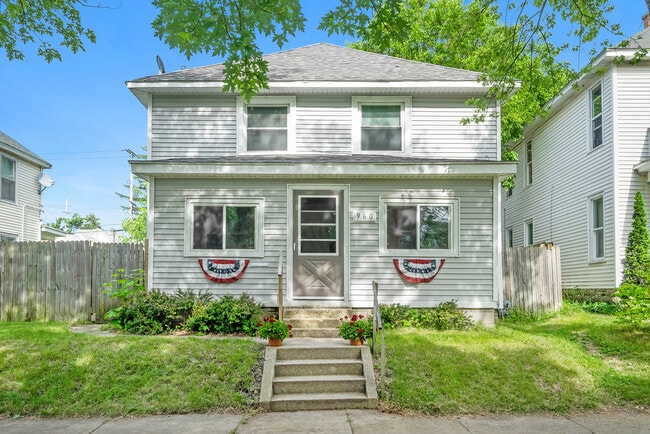 Photo - 960 Pine Ave NW