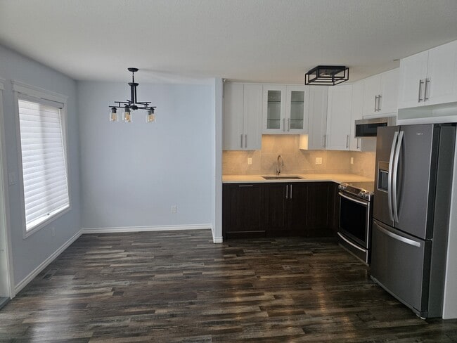 Photo - 445 Bayfield Crescent