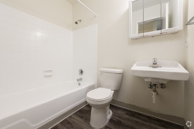 2BR, 1BA - 667SF