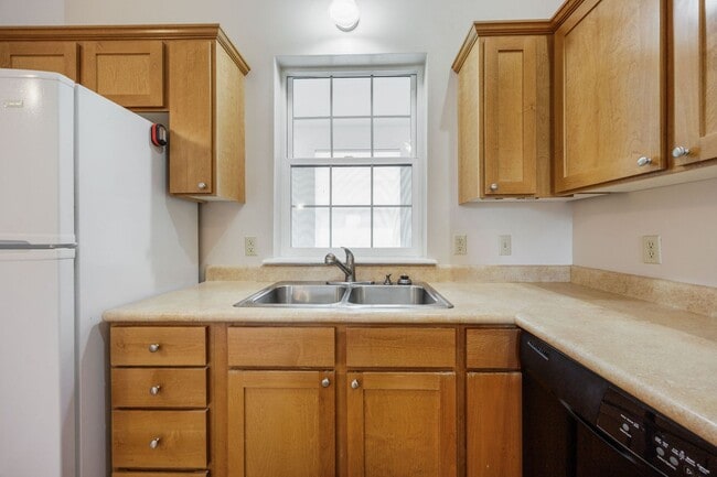 Photo - Peaceful 2-bedroom 1-bath Cottage with Dec...