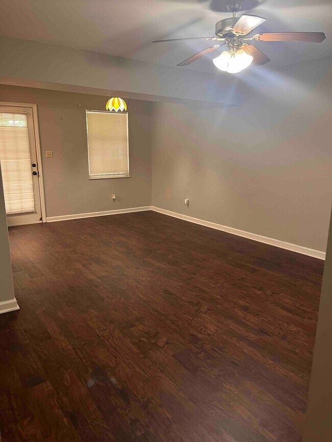 Photo - Knoxville 37918 - 2 bedroom, 2 bath townhome - Contact Susan Niedergeses (865)300-4722