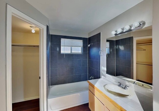 Photo - 11029 Benton St