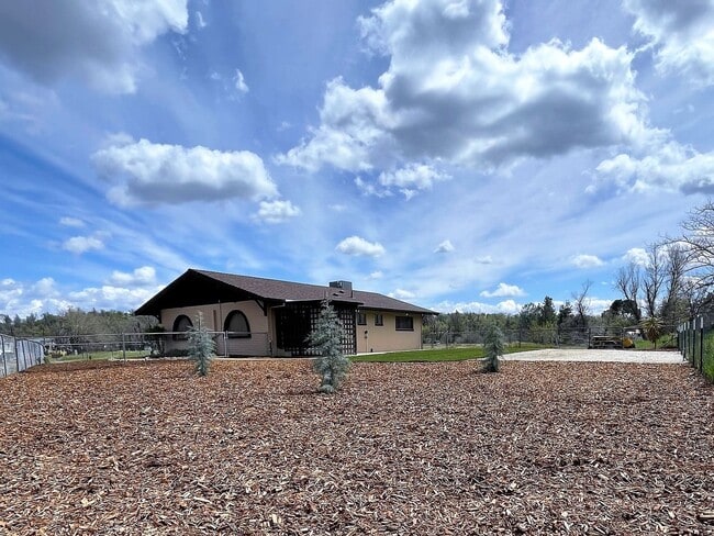 Building Photo - Looking for a home w/ property??