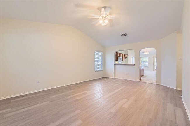 Photo - 716 Scheel Rd