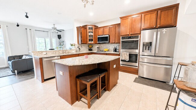 Photo - 438 Grosvenor Ln