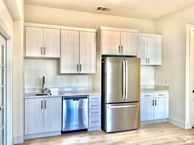 Building Photo - Room For Rent In Excellent Condo