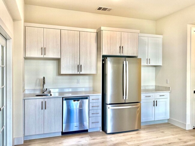 Room For Rent In Excellent Condo - Room For Rent In Excellent Condo