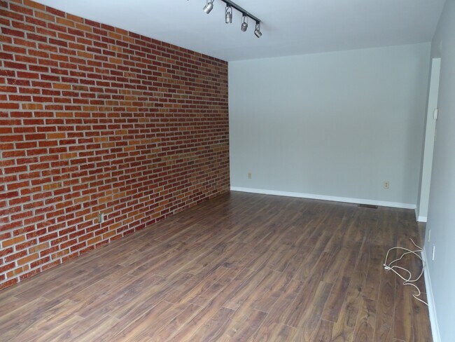 Photo - 899 Muirfield Crescent