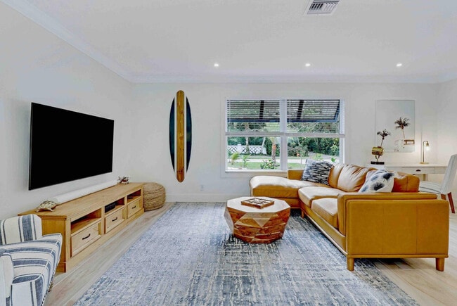 Photo - 9 W Riverside Dr