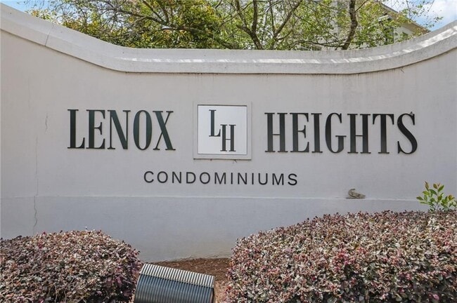 Building Photo - 1104 Pine Heights Dr NE