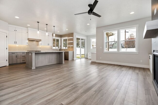 Photo - Luxury 5 Bed, 3 Bath home with over 3,000 sq. ft.