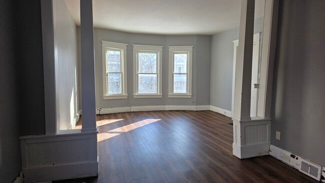 Building Photo - 42 Virgil Ave Unit Upper