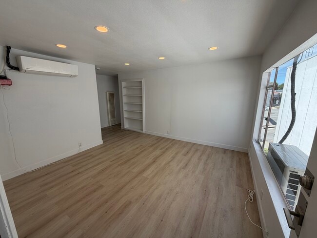 Building Photo - 478 S San Vicente Blvd