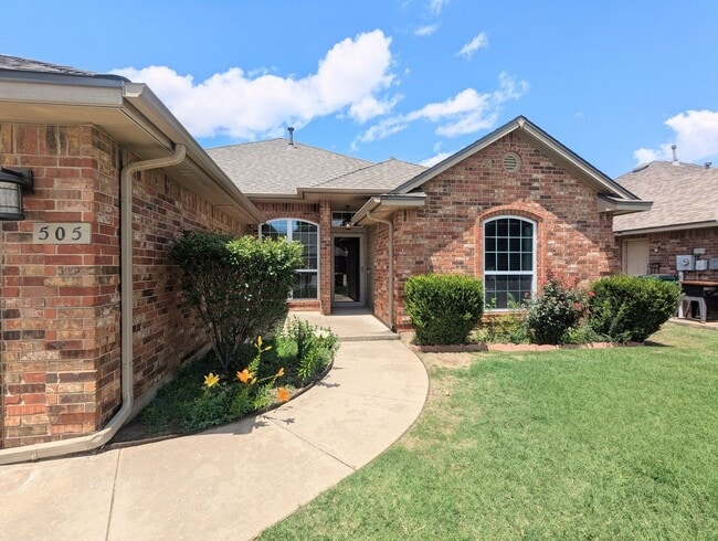 Building Photo - 3 Bed + Bonus Room | 3-Car Garage | Pergola | Moore Schools