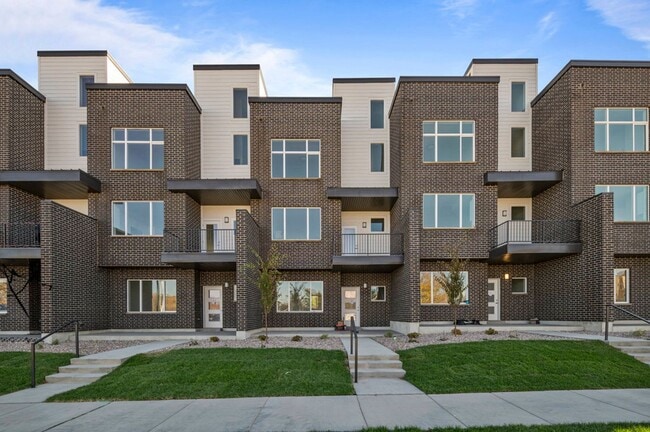 Building Photo - Gorgeous Townhome in Great Location!