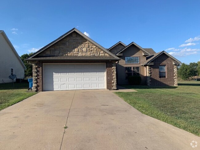 Building Photo - COMING SOON: BEAUTIFUL 3 BEDROOM / 2 BATHR... Rental
