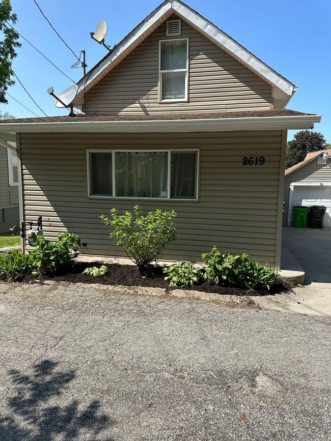 Building Photo - 2 bedrooms & 1 bathroom - Lakemore