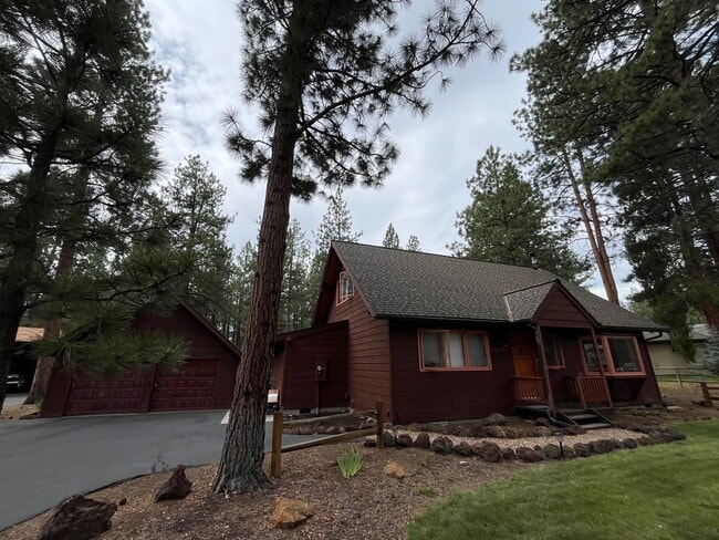 Building Photo - Quaint 1-bdr/1-bath private apartment with...