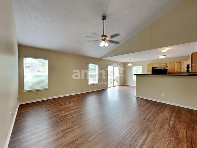 Photo - 211 Cherrytree Ln