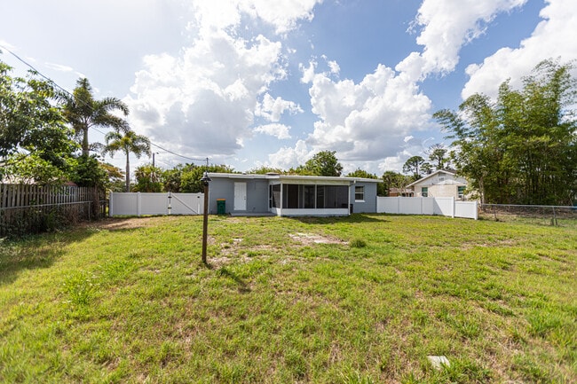 Photo - 3208 Pinetree St