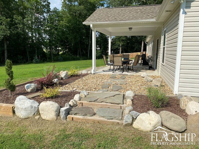 Photo - 105 Holden Ct