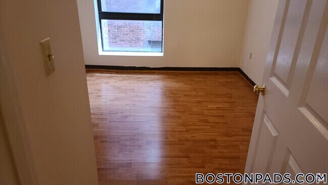Building Photo - 81 Essex St Rental