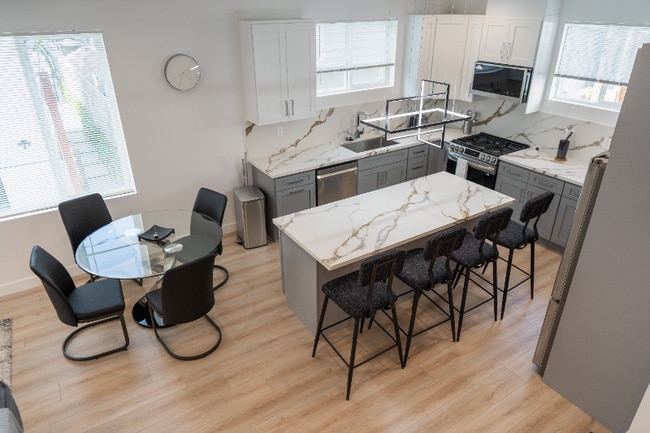 Photo - 4833 Riverton Ave