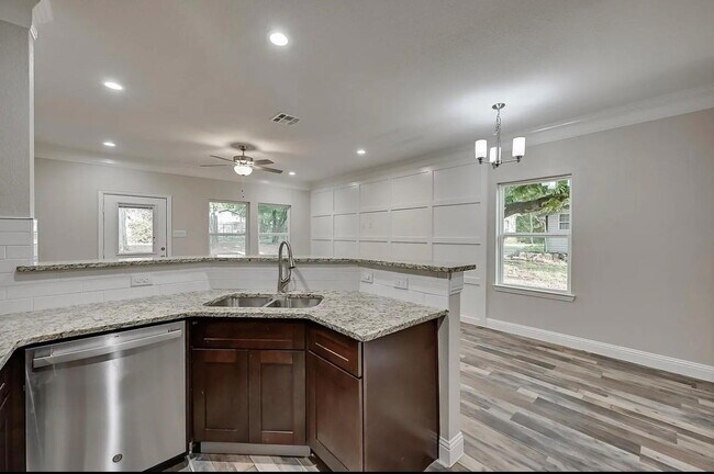 Photo - Spacious Townhome Near Several Parks