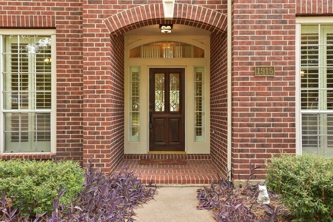 Photo - 1915 Lytham Ln