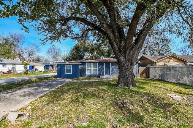 Building Photo - 2928 Wayne St