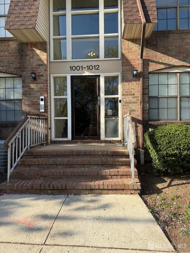 Building Photo - 1008 Hidden Village Dr