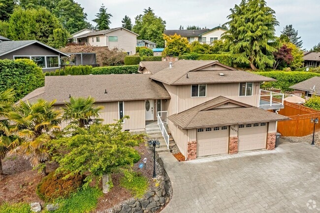 Building Photo - 4 bedroom home in Federal Way with breatht...