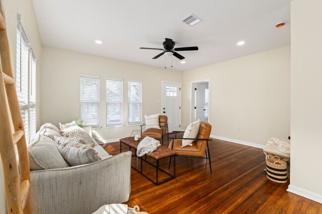 Photo - 102 E Val Verde St