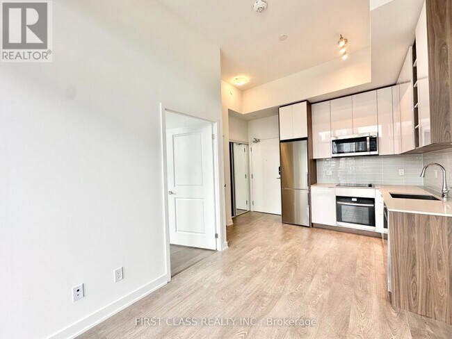 Photo - 543 Richmond St W Unit LPH08