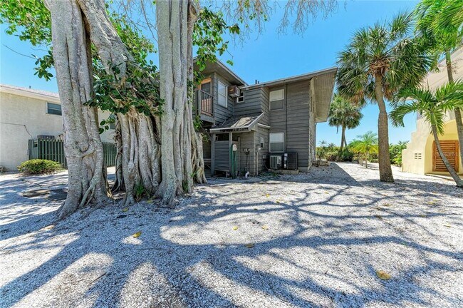 102 Palmetto Ave