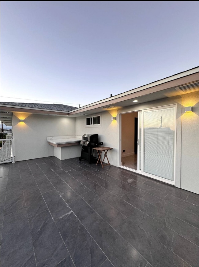 Building Photo - 551 11th Ave Unit 2