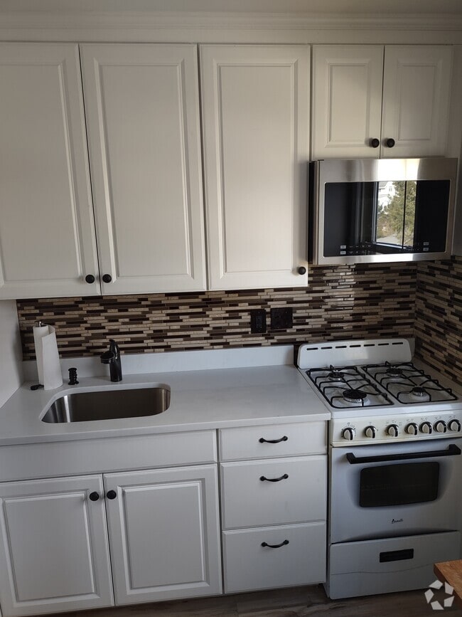 Building Photo - 28 Beechwood Ave Unit 2nd Floor Rental
